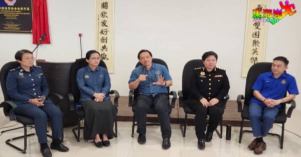 曾敏凯（中）率同4名华裔官员杨颜妃、陈淑姬、陈丽珠及苏祺坤，分享公仆经验。