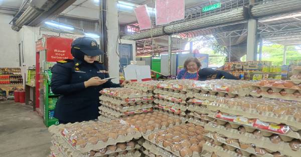 斋戒月期间热销“必需品”之一的鸡蛋供应量，是执法人员关注事项之一。