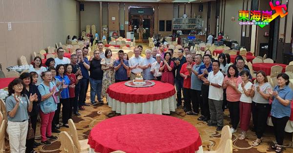 关丹华团联合会理事、小组成员为3月寿星黄崇洸（中）举办庆生会。