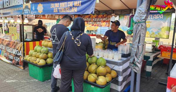 新鲜的椰青是民众在大热天解暑的首选天然饮料之一。