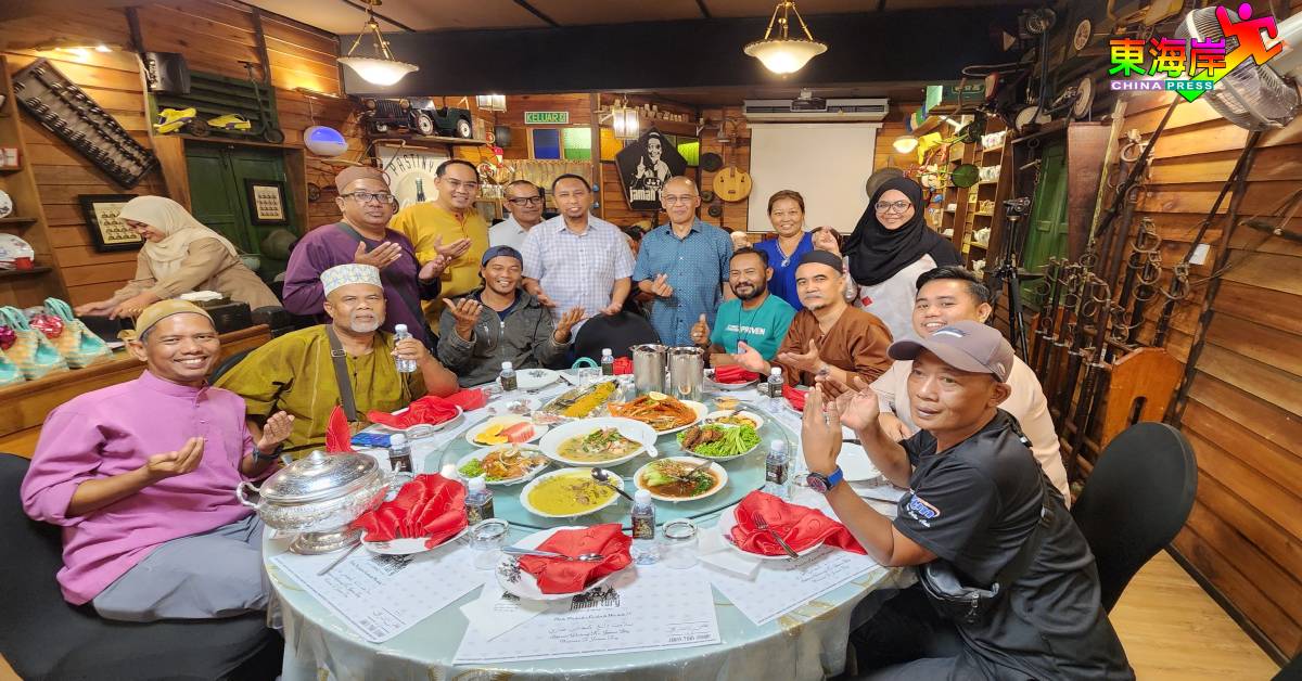 拉兹汉（后排站者右3）与关丹区媒体代表在表彰媒体开斋宴上，共聚交流。