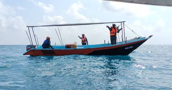 末阿利夫的纤维船出海后故障，失联逾一天后，被路过渔船发现而获救。