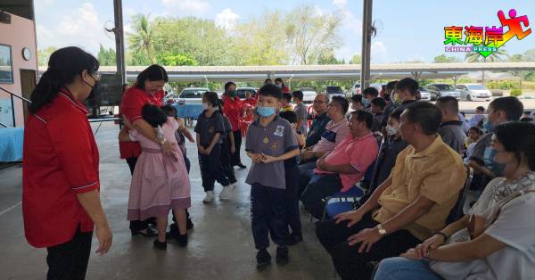 特殊班学生们在欢送仪式中，不舍地拥抱黄薛蓓校长。