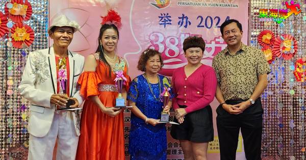 陈汉祥（右起）陪同古梅玲颁发最佳台风及最佳男女服装奖予张瑄玲、刘志莲及符永发。