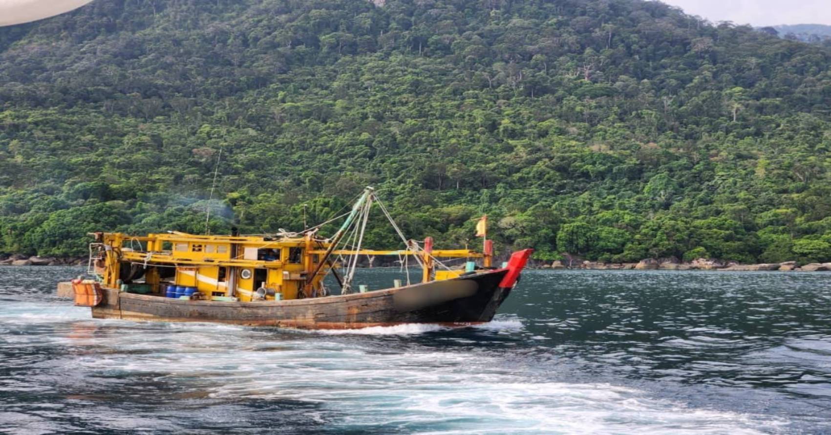 大马海事执法机构巡逻队，在刁曼岛直落默谷，成功截查无作业准证渔船。