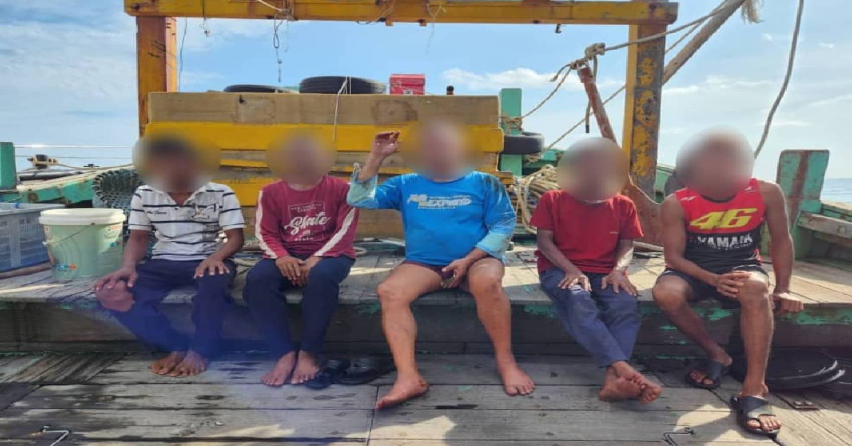 5名舵手及渔民当场被扣查。