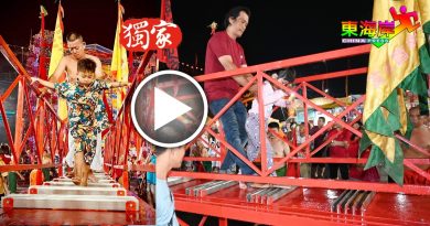 财神庙60把锋利钢刀“刀桥” 老少排队踏过求平安