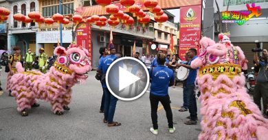 财神庙千人宴迎宾  醒狮随印度鼓乐起舞