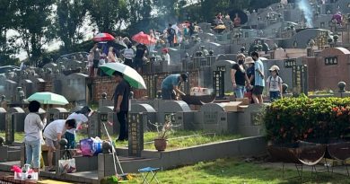 劳勿各义山 骨灰塔 一早现人潮 扫墓缅先人