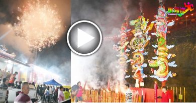旧玻璃口财神庙庆神诞  点燃28尺龙香千人贺寿