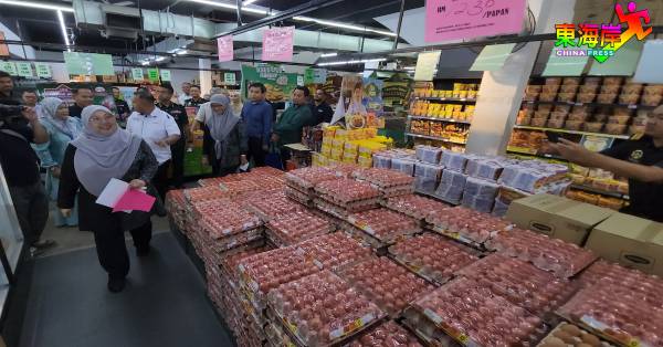 傅芝雅在巡察佳节统制品市场时，对鸡蛋供应充足感到满意。