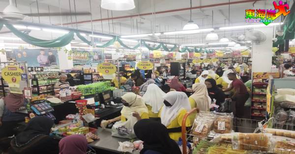 在关丹县承办彭州政府繁荣促销的关丹海城机构旗下3所超市分行，迎来大批消费者采购开斋节必需品。
