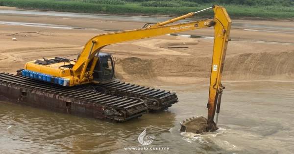 彭亨水务管理公司派出神手泥机马不停蹄地展开挖深水位下降的河床，提高储水量。