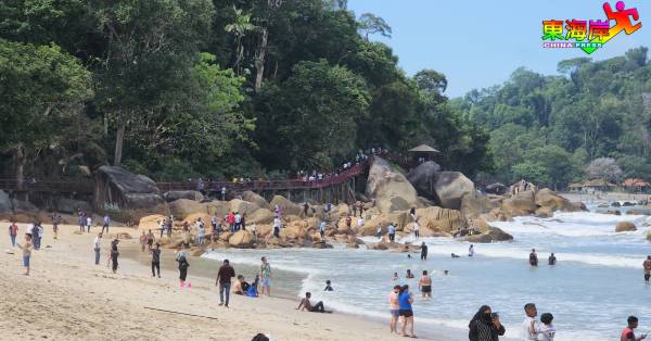 不少民众趁假期空闲，午后到海边吹海风弄潮。