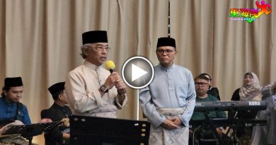 出席大臣开放门户      彭苏丹献唱与民互动
