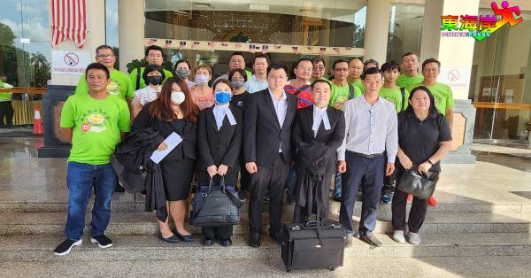 邹宇晖（左4）、萧俊仁、抢救猫山王联盟郑益清与律师团及出席农民，呼吁大众支持尝费统筹。