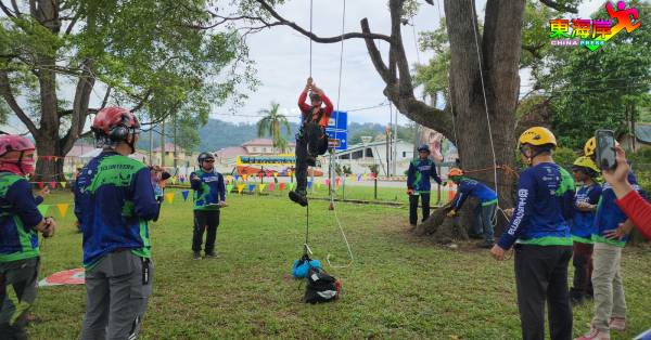 单绳攀登的速度攀爬是9国攀树男女高手挑战敏捷的项目之一。