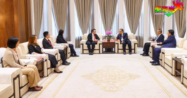 黑龙江省政府代表与大马高教代表团，在哈尔滨市花园村进行会谈。