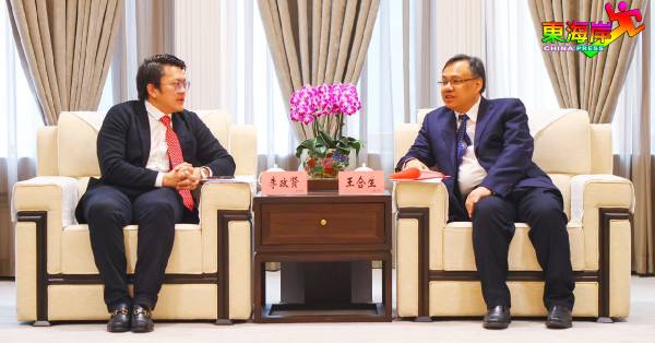 李政贤（左）受邀会见王合生，探讨中国黑龙江省与大马高等教育的交流与合作。