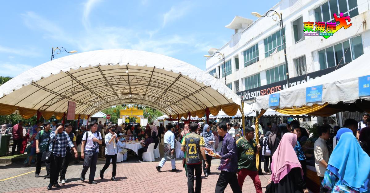 彭亨旅游局举办开斋开放门户，吸引市民到场参与其盛。