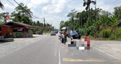 连续超车撞反向道轿车 摩哆骑士遭车碾毙