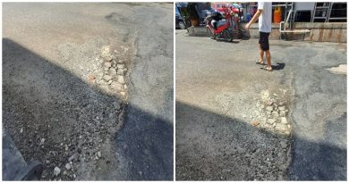 小巷路烂投诉一年未修    小贩自行搬沙石填补