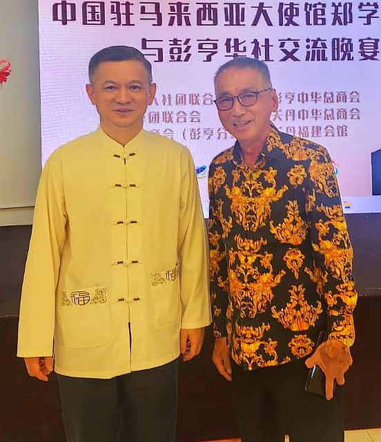 刘春（右）日前与访关丹的中国驻马公使郑学方见面交流。