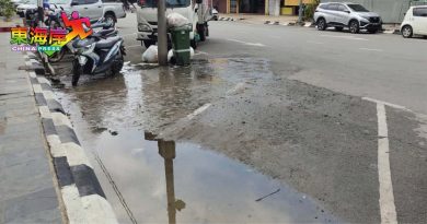 直凉镇淡马鲁路 水管破裂逾月 水白流