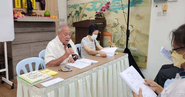 李文启（左）及林美蓉主持关丹圣贤教育中心2024年会员大会。