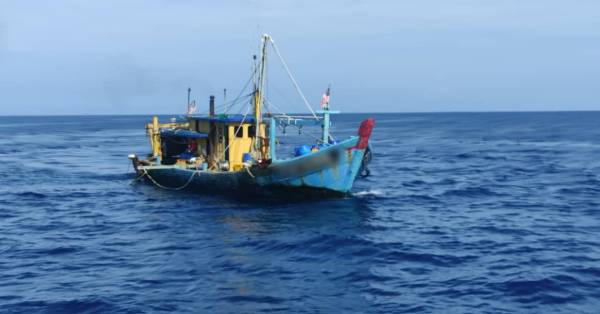 大马海事执法机构巡逻队发现聘用无证渔民作业的渔船。