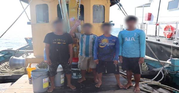 涉嫌非法入境及操作渔民的舵手及渔民，在船上接受盘查。