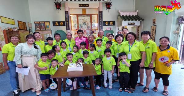 纪尧琍（后排左5）及杨振忠等理事成员与孩子们同庆母亲节。