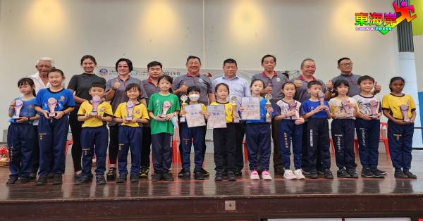 获奖的初小组华文硬笔书法赛得奖学生，与大会嘉宾及理事分享喜悦。