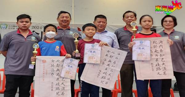 小学组华文书法比赛特优奖学生与左起庄进升、林进德、沈春祥、张明健及陈秀娟合影。
