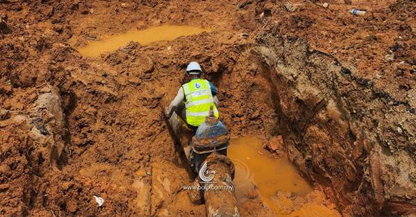 深埋地底12公尺的自来水输送管发生爆破，水务公司使用地下套管维修技术完成抢修。