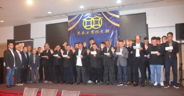 蔡振文（左起）、区永棠、陈信辉为关丹工商俱乐部主持新理事会宣誓就职礼。