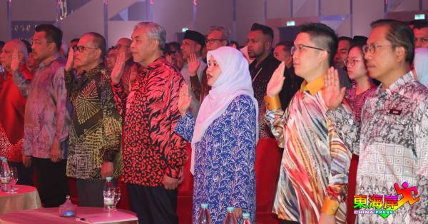 阿末扎希（左4）率领全场出席者宣读教师节誓言。左起莫哈末苏菲、莫哈末沙卡、旺罗斯迪、法丽娜、黄家和及阿兹曼。