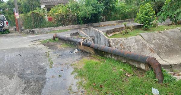 住宅区大水管因陈旧失修发生爆破逾一个月，至今仍不获维修。