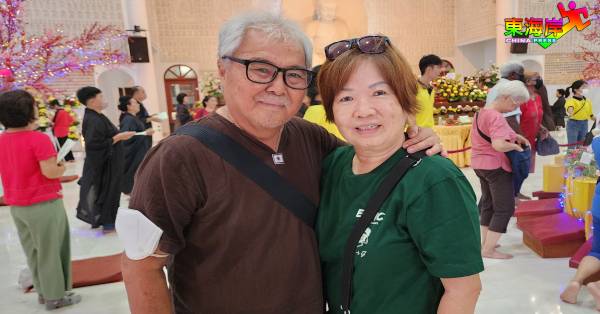 张志圣（左）及妻子苏贤娥均视浴佛为夫妻常年活动。