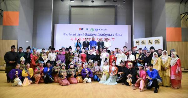 彭亨大学孔子学院与河北大学顺利举办马中文化艺术节，后排左起为杨银梅及李立军。