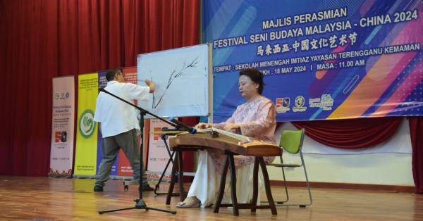 来自河北大学艺术家们现场呈献古筝演奏和中国画表演。