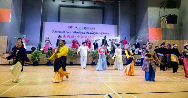 大马表演者在马中文化艺术节中，呈献独属大马特色风情的马来歌舞。