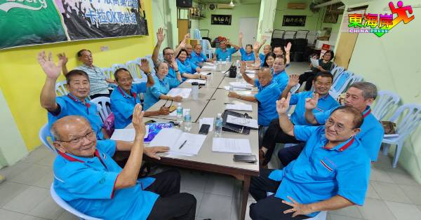 黄永健（前左）率同理事会员举手表决，支持呼吁政府豁免露天营业小贩明年落实电子发票指令提案。