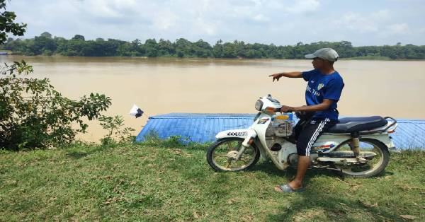 村民指出巫裔青年坠入淡马鲁彭亨河的案发地点。