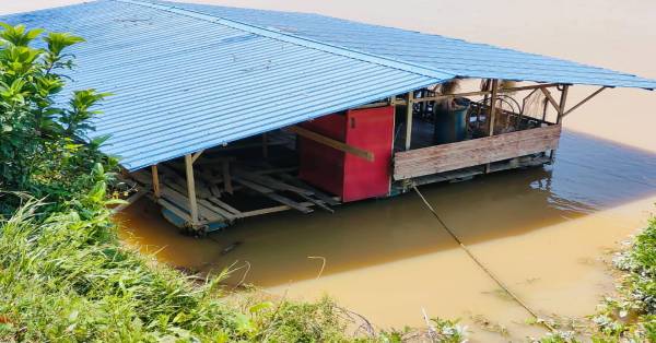 失踪者是在警方围捕彭亨河浮筏屋扫毒时，失足坠河。