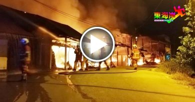 大火烧毁  新村一排店铺