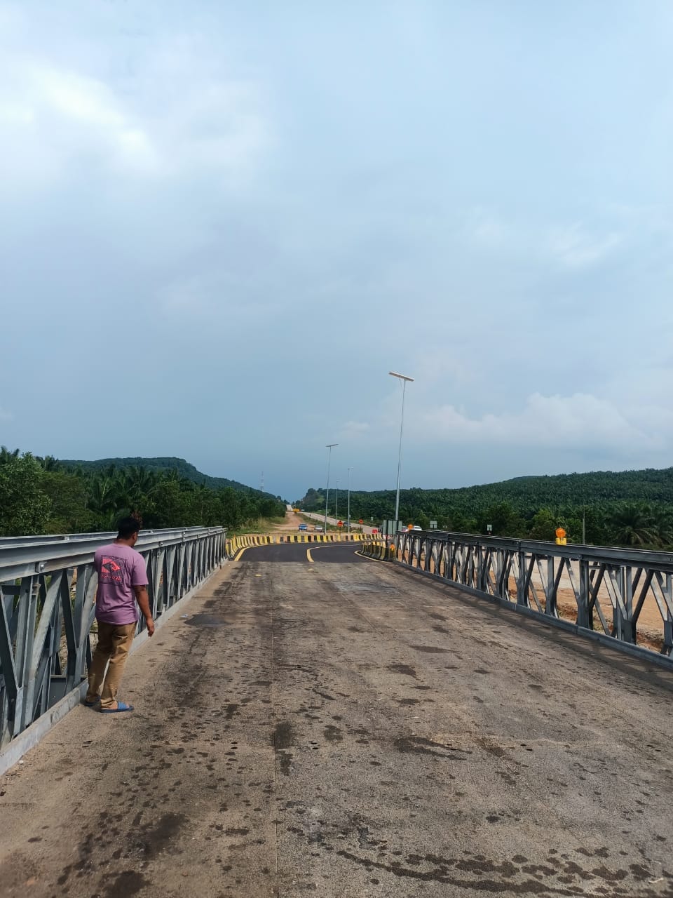 关丹昔加末路云冰军用贝利铁桥，于周三（1日）午后恢复通车。