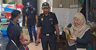 餐馆敢敢用包装油    副部长当场捉“包”