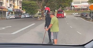 华裔老翁持拐杖过马路 巫青主动趋前搀扶