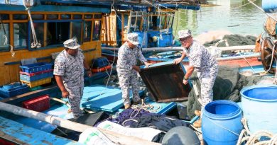 登海域追捕一小时 拦2越南渔船捉12人